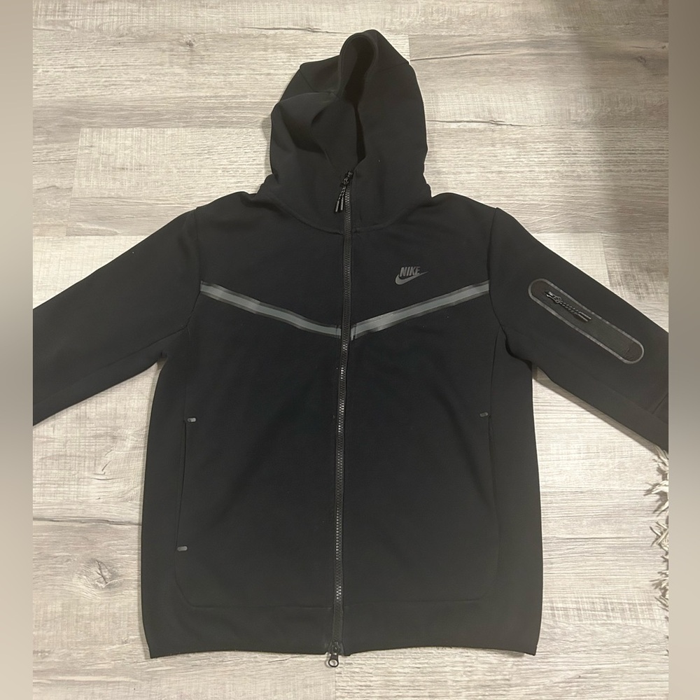 Black Nike tech